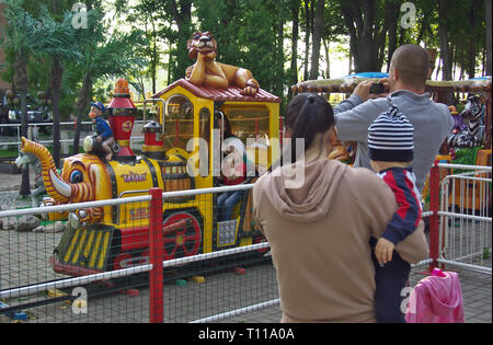 Kaluga, Russie - le 12 juillet 2014 : Carrousel dans le parc d'enfants de Kaluga Banque D'Images