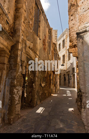 Rue étroite et tortueuse au vieux port vénitien de La Canée, Crète, Grèce Banque D'Images