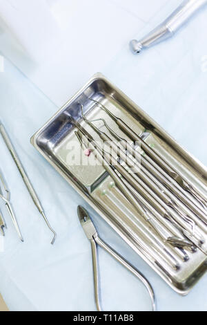 Outils de dentiste et de seringue à la chirurgie du dentiste Banque D'Images