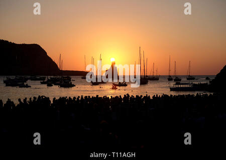 Belle île de coucher du soleil d'Ibiza, Cala Benirras beach, en Espagne, une séquence d'images à partir du même point de vue, vue de Cap Bernat Banque D'Images