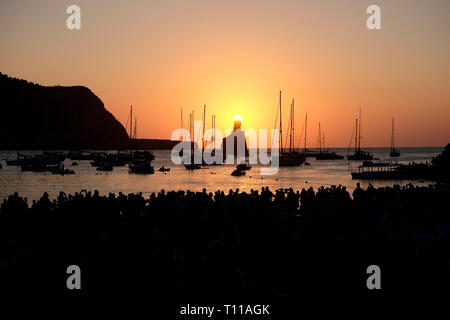 Belle île de coucher du soleil d'Ibiza, Cala Benirras beach, en Espagne, une séquence d'images à partir du même point de vue, vue de Cap Bernat Banque D'Images
