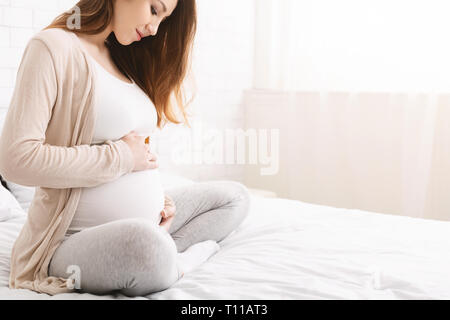 Femme enceinte grossesse enjoting dans sa chambre à coucher Banque D'Images