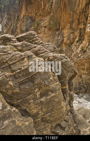 Randonnée sur un sentier sinueux à travers les gorges de Samaria près de porte de fer, au sud ouest de l'île de Crète, Grèce Banque D'Images