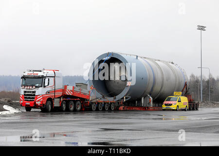 Forssa, Finlande - le 16 mars 2019 : Polar Sisu 625 Transporteur de Vuorsola Oy en face de charge surdimensionnée silo. Longueur de transport 45 mètres, poids 156 tonne Banque D'Images