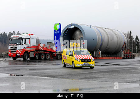 Forssa, Finlande - le 16 mars 2019 : véhicule pilote en face de Polar Sisu 625 Vuorsola Transporteur de charge surdimensionnée Oy, le poids des transports 156 la tonne. Banque D'Images