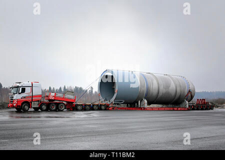 Forssa, Finlande - le 16 mars 2019 : Polar Sisu 625 Transporteur de Vuorsola Oy en face de charge surdimensionnée silo. Longueur de transport 45 mètres, poids 156 tonne Banque D'Images