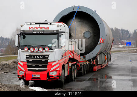 Forssa, Finlande - le 16 mars 2019 : Polar Sisu 625 Transporteur de Vuorsola Oy en face de charge surdimensionnée silo. Longueur de transport 45 mètres, poids 156 tonne Banque D'Images