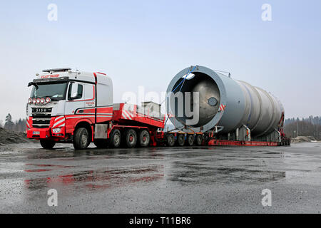 Forssa, Finlande - le 16 mars 2019 : Polar Sisu 625 Transporteur de Vuorsola Oy en face de charge surdimensionnée silo. Longueur de transport 45 mètres, poids 156 tonne Banque D'Images