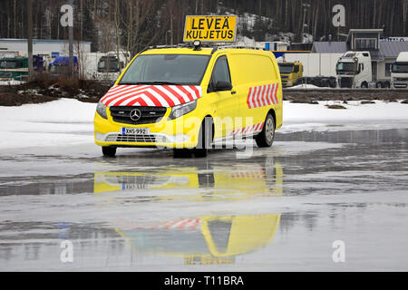 Forssa, Finlande - le 16 mars 2019 : Mercedes-Benz Sprinter véhicule garé sur icy cour. Pilote ou escort escort véhicules camions avec des charges. Banque D'Images