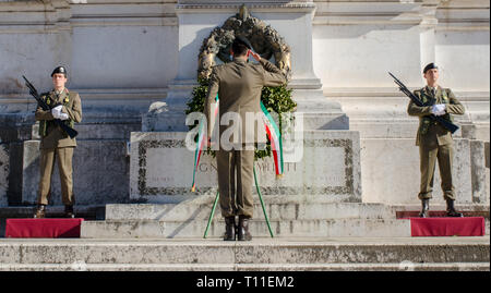 ROME, ITALIE, LE 29 AVRIL 2017 : Un soldat de l'armée italienne salue une couronne placée sur le monument aux morts sur l'autel de la patrie monument comme c'est le flan Banque D'Images