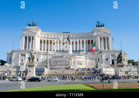 ROME, ITALIE, LE 29 AVRIL 2017 : les touristes se rassemblent dans le soleil en face de la célèbre autel de la patrie, qui commémore le premier roi d'un Banque D'Images