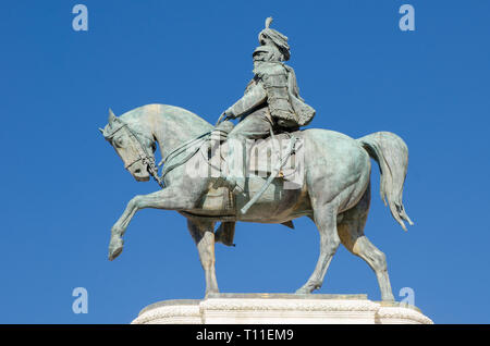 ROME, ITALIE, LE 29 AVRIL 2017 : La statue équestre de Vittorio Emanuele II est photographié contre un ciel bleu clair. Banque D'Images