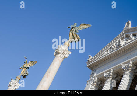 ROME, ITALIE, LE 29 AVRIL 2017 : deux statues ange sur colonnes hautes se tenir en face de l'aile est de l'autel de la patrie Monument National en Banque D'Images