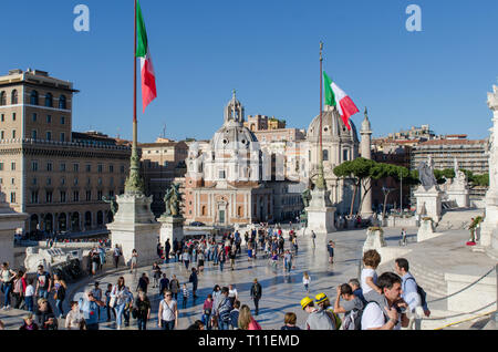 ROME, ITALIE, LE 29 AVRIL 2017 : les touristes admirer le Monument National, Modifier de la patrie à Rome, Italie Banque D'Images