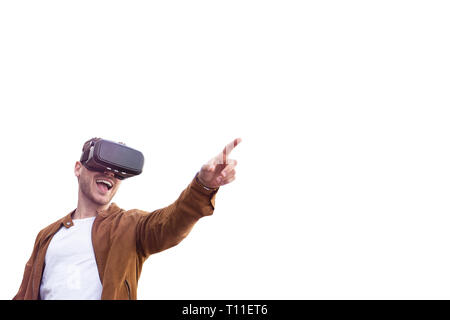 Nom de jeune adulte homme charmant à l'aide de lunettes de réalité virtuelle VR avec Draw background Banque D'Images