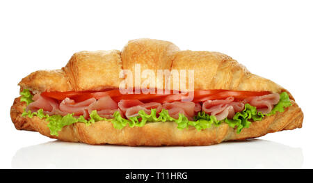 Big croissant avec une salade verte et la viande de porc sur fond blanc Banque D'Images