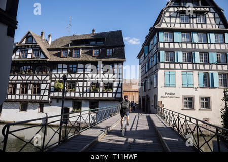 Strasbourg (nord-est de la France) : maisons traditionnelles le long des quais "quais de l'Ill", dans le quartier de la "Petite France", "rue des Moulins" rue * Banque D'Images
