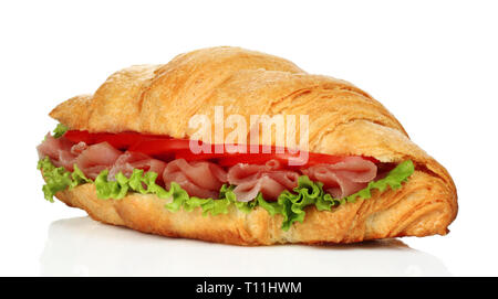 Big croissant avec une salade verte et la viande de porc sur fond blanc Banque D'Images