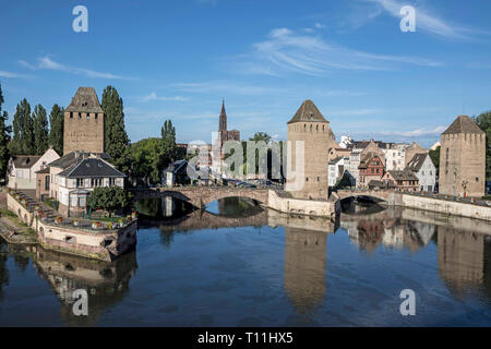 Strasbourg (nord-est de la France) : vue d'ensemble de l'Barrage Vauban des ponts couverts sur l'Ill et la tours fortifiées dans le Banque D'Images