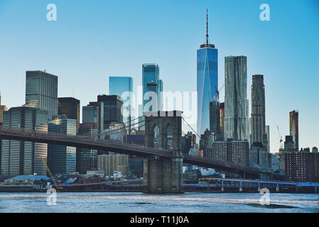 Photo de la Manhattan au coucher du soleil avec le Pont de Brooklyn Banque D'Images