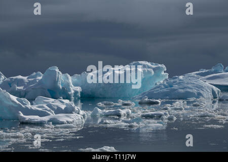 L'Antarctique, ci-dessous le cercle antarctique, Crystal Sound. Rempli d'Iceberg Bay. Banque D'Images