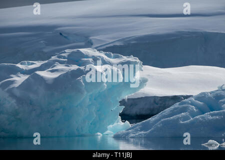 L'Antarctique, ci-dessous le cercle antarctique, Crystal Sound. Rempli d'Iceberg Bay. Banque D'Images