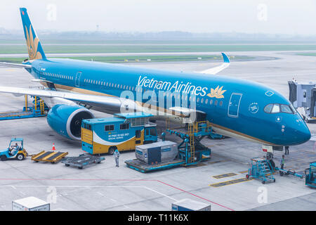 Vietnam Airlines (VN) chargement de l'aéronef les conteneurs de fret aérien avant le voyage a l'aéroport international de Noi Bai à Hanoi (HAN), Vietnam. Banque D'Images