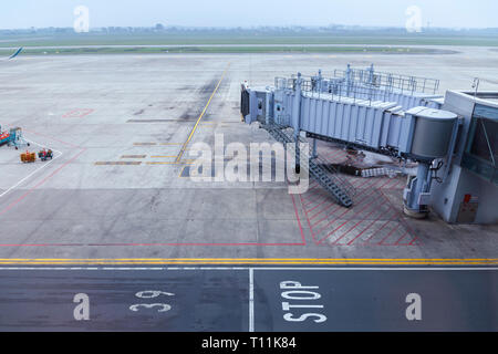 Pont d'embarquement ou de jet pont sur la préparation par l'équipage de service au sol pour les écarter ou arriver à l'aéroport international de Noi Bai à Hanoi, Vietnam. Banque D'Images