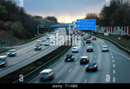 Dortmund, Ruhr, Rhénanie du Nord-Westphalie, Allemagne - Voitures dans le trafic du soir sur l'autoroute A40 de la Ruhr dans la soirée à l'intersection Dortmund Banque D'Images