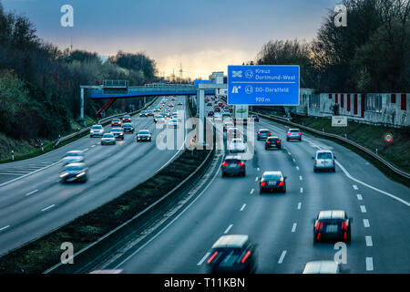 Dortmund, Ruhr, Rhénanie du Nord-Westphalie, Allemagne - Voitures dans le trafic du soir sur l'autoroute A40 de la Ruhr dans la soirée à l'intersection Dortmund Banque D'Images