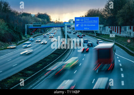 Dortmund, Ruhr, Rhénanie du Nord-Westphalie, Allemagne - Voitures dans le trafic du soir sur l'autoroute A40 de la Ruhr dans la soirée à l'intersection Dortmund Banque D'Images