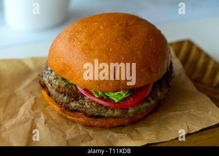 Petit hamburger sur un socle en bois Banque D'Images