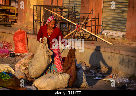 Femme indienne nettoyage, Sardar Market, Jodhpur, Rajasthan, India Banque D'Images