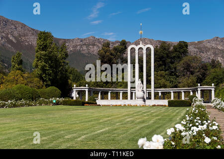 Le Huguenot Monument (ch. 1945) dans la région de Franschhoek, Afrique du Sud, est dédié à l'Afrique du Sud de Huguenots Français. Banque D'Images