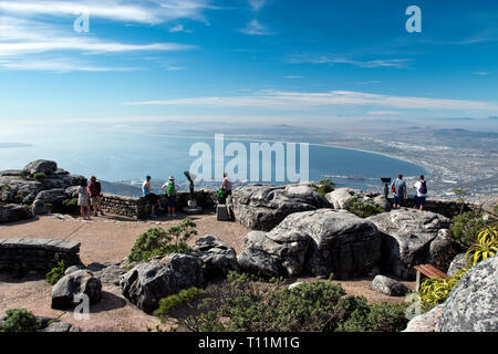 Les touristes d'admirer la vue du haut de la Montagne de la table, à sommet plat, la montagne qui domine la ville du Cap, Afrique du Sud. Banque D'Images