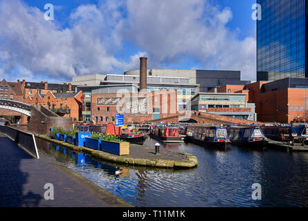 Rue du gaz sur le bassin du Canal de Worcester et Birmingham au cœur de Birmingham City Banque D'Images