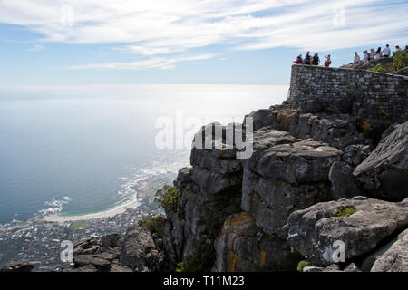 Les touristes d'admirer la vue du haut de la Montagne de la table, à sommet plat, la montagne qui domine la ville du Cap, Afrique du Sud. Banque D'Images