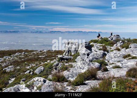 Les randonneurs admirer la vue du haut de la Montagne de la table, à sommet plat, la montagne qui domine la ville du Cap, Afrique du Sud. Banque D'Images