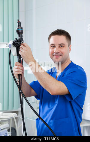 Médecin masculin tenant un endoscope. Banque D'Images