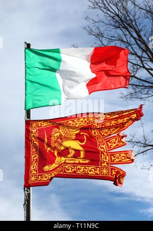 Venice, VE, Italie - 4 janvier 2019 : pavillon italien et le drapeau de la Vénétie avec Lion ailé Banque D'Images