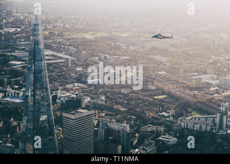 AW109 charte hélicoptère survolant Londres pendant une séance photo. Banque D'Images