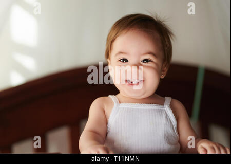 Portrait of happy smiling baby girl à la caméra en Banque D'Images