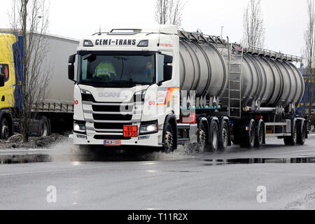 Forssa, Finlande - le 16 mars 2019 - Prochaine génération Scania R500 Tank Truck Transport ADR pour les périphériques à petite flaque sur un jour de pluie du début du printemps. Banque D'Images