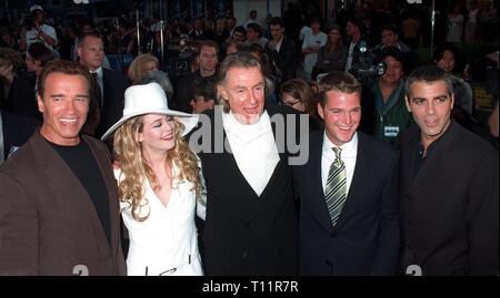 LOS ANGELES, CA. 12 juin 1997 : "Batman et Robin" stars Arnold Schwarzenegger (gauche), Alicia Silverstone, directeur Joel Schumaker, Chris O'Donnell & George Clooney lors de la première mondiale à Los Angeles. Banque D'Images