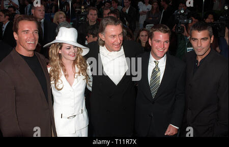 LOS ANGELES, CA. 12 juin 1997 : "Batman et Robin" stars Arnold Schwarzenegger (gauche), Alicia Silverstone, directeur Joel Schumaker, Chris O'Donnell & George Clooney lors de la première mondiale à Los Angeles. Banque D'Images
