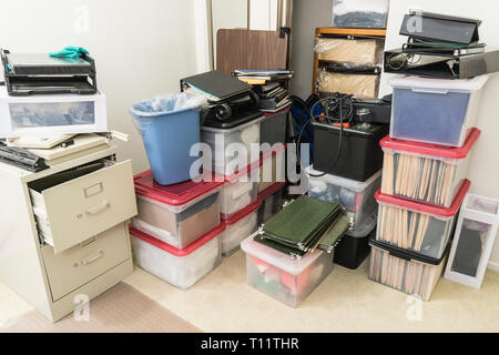 Coin encombré avec des boîtes de rangement, de liants et diverses fournitures de bureau. Banque D'Images