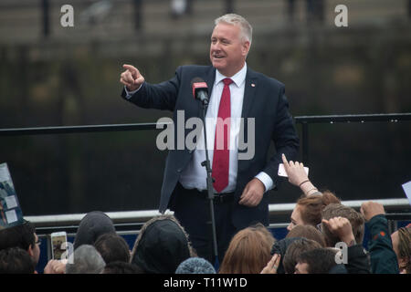 Élection du travail rassemblement au Sage Gateshead 2017. Jeremy Corbyn leader haut-parleurs & Ian Lavery MP. Des milliers de gens se sont rendus, en début d'après-midi, avec des bannières. Banque D'Images