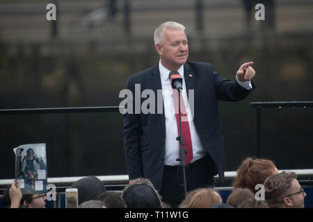 Élection du travail rassemblement au Sage Gateshead 2017. Jeremy Corbyn leader haut-parleurs & Ian Lavery MP. Des milliers de gens se sont rendus, en début d'après-midi, avec des bannières. Banque D'Images