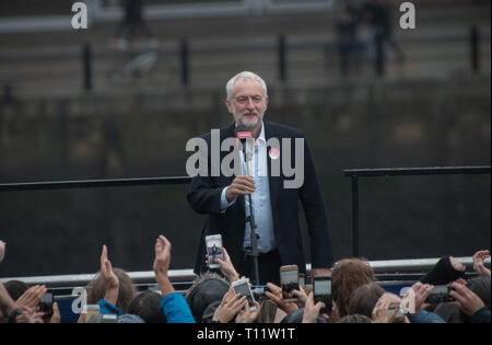 Élection du travail rassemblement au Sage Gateshead 2017. Jeremy Corbyn leader haut-parleurs & Ian Lavery MP. Des milliers de gens se sont rendus, en début d'après-midi, avec des bannières. Banque D'Images