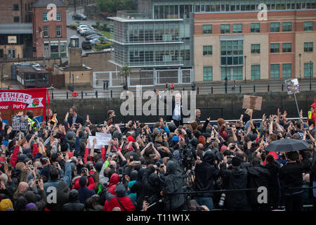 Élection du travail rassemblement au Sage Gateshead 2017. Jeremy Corbyn leader haut-parleurs & Ian Lavery MP. Des milliers de gens se sont rendus, en début d'après-midi, avec des bannières. Banque D'Images